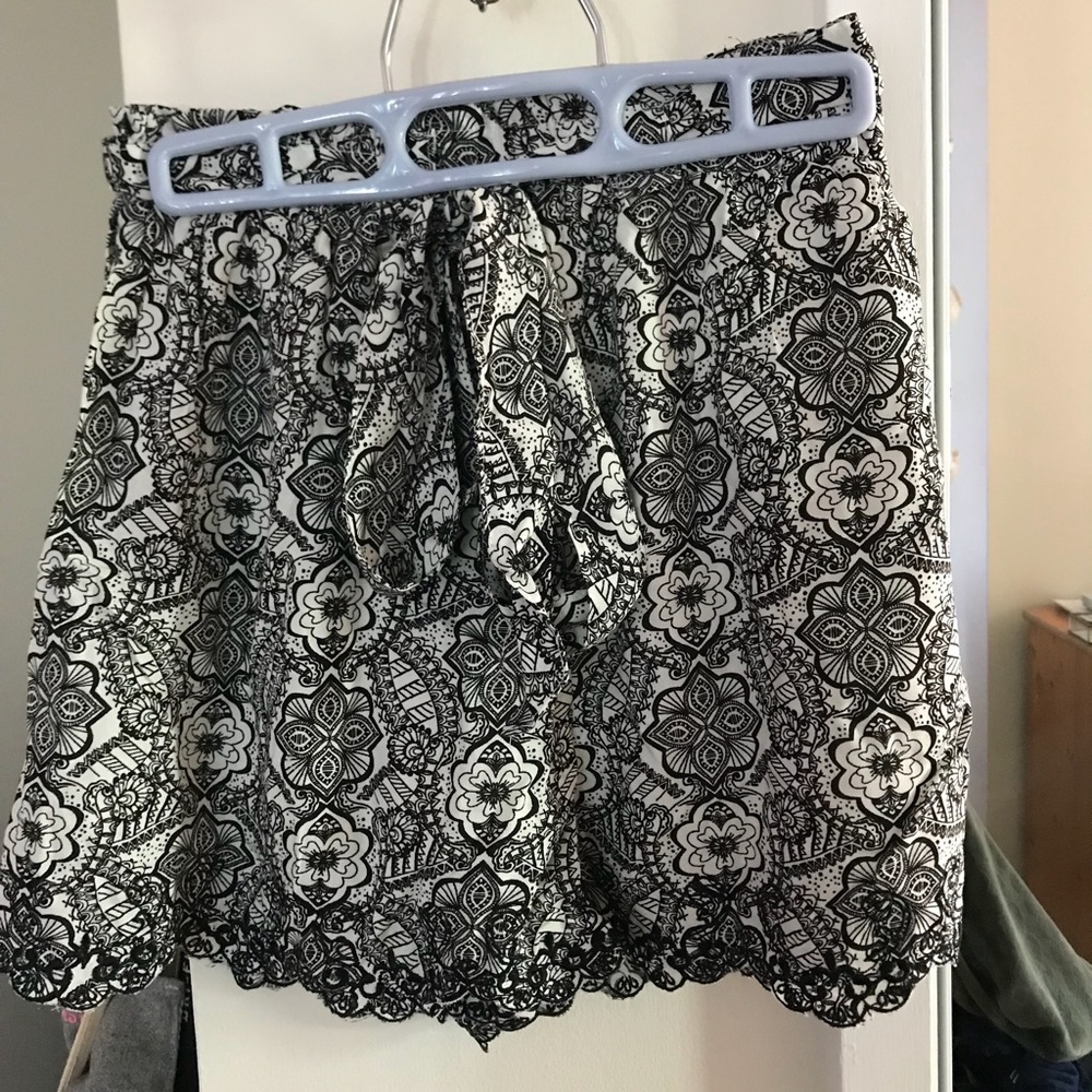 Francesca’s Patterned Shorts with Waist Tie NWT